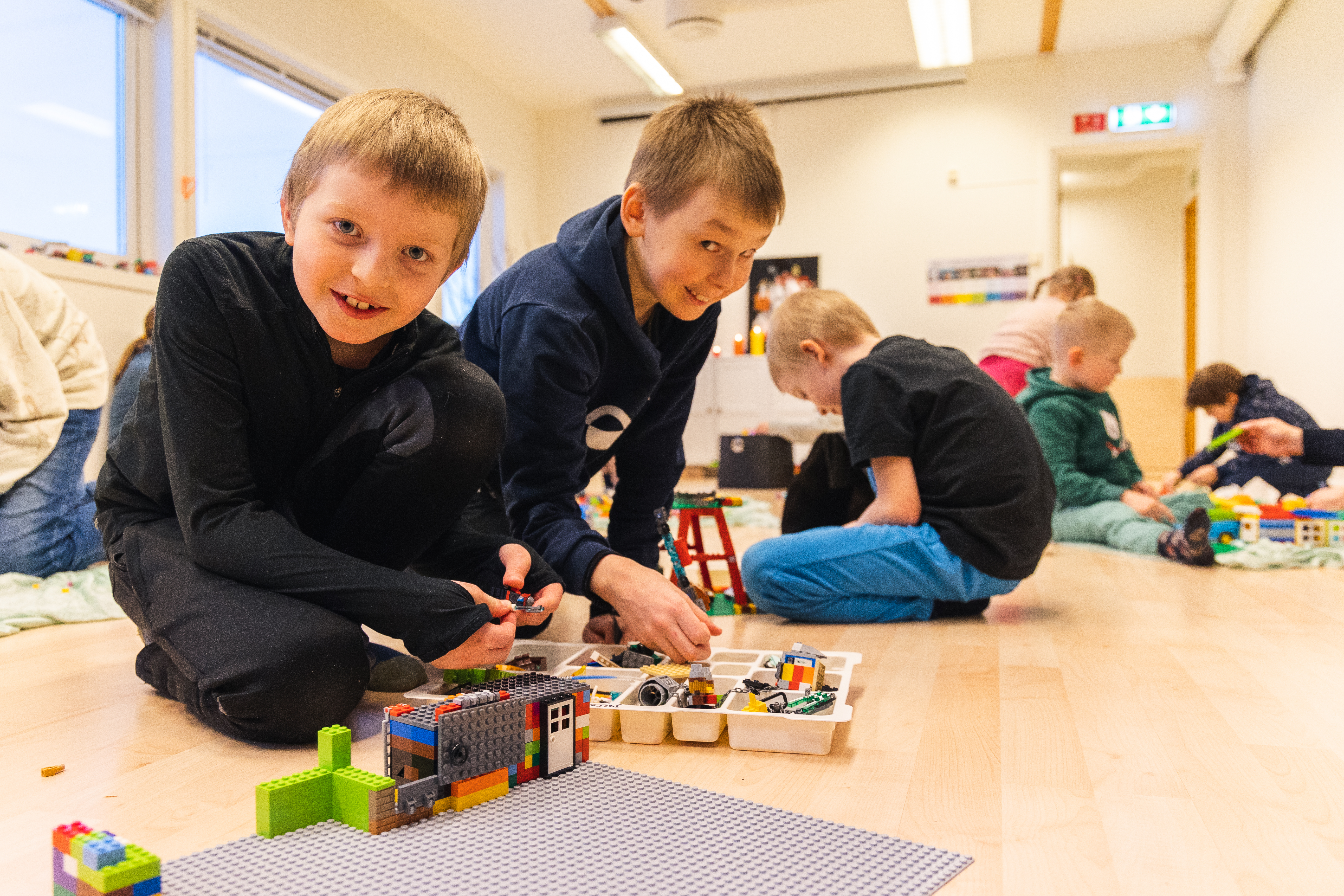 Gutter leker med lego
